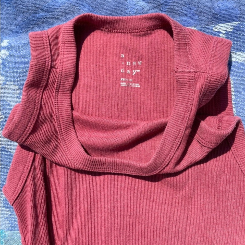 Lowered! 💥 Women’s Ribbed Tank Top - Picture 3 of 3